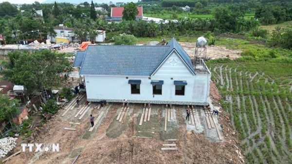 Di dời nguyên trạng căn nhà 300 tấn để mở đường kết nối sân bay Long Thành