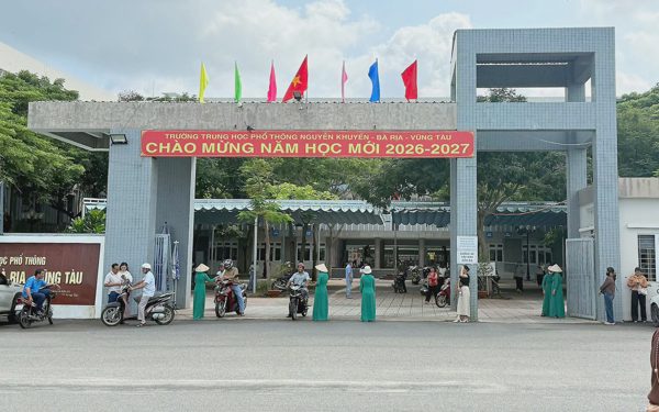 Đi họp phụ huynh trễ bị trường đóng cổng không cho vào: Hiệu trưởng xin lỗi