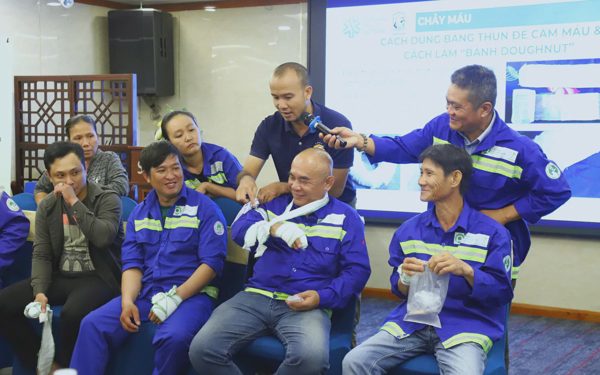 Đi làm bị kim tiêm, mảnh kính đâm hoài, băng đại rồi lại làm tiếp!