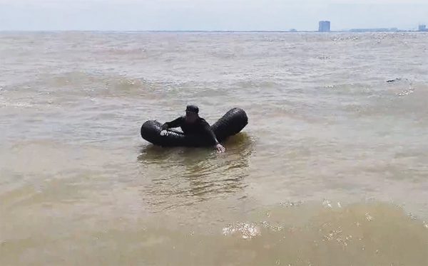 Đi thả lưới, người đàn ông bị sóng cuốn ra biển