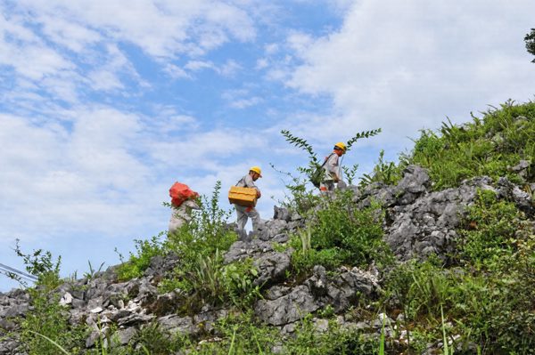 Đi tìm sóng bằng đôi chân, xóa lõm sóng bằng những trạm phát