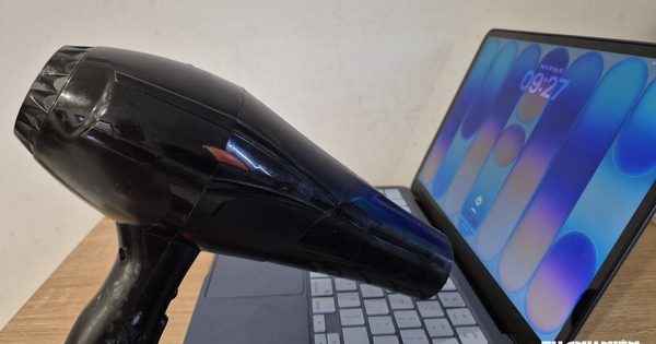 Đi trong trời mưa, laptop, điện thoại dính nước, phải làm sao?