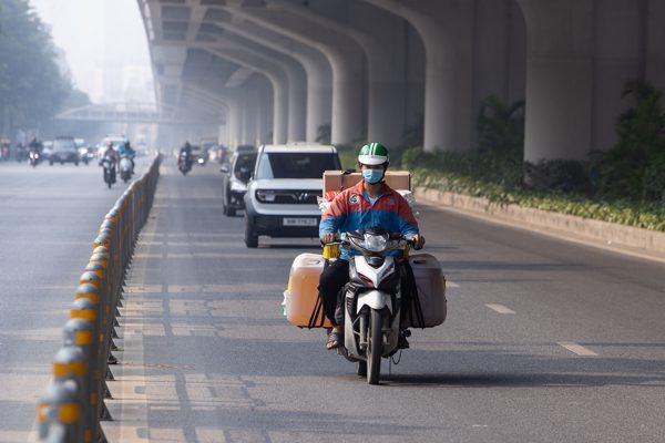 Đi vào làn ô tô trên đường Phạm Văn Đồng, tài xế xe máy viện đủ lý do với CSGT