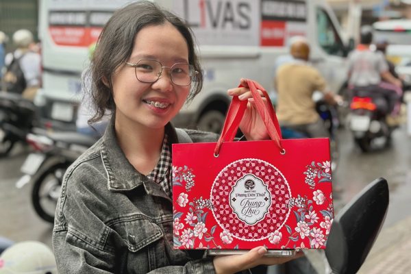 Đi về đoạn đường hơn 40km chỉ để mua bánh trung thu truyền thống