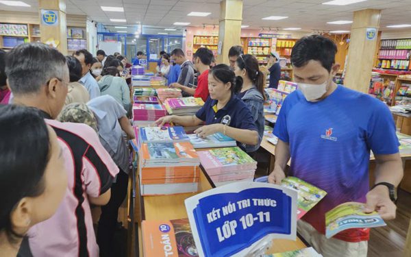 Địa phương in sách giáo khoa: Làm sao để không nơi tốt, nơi kém?