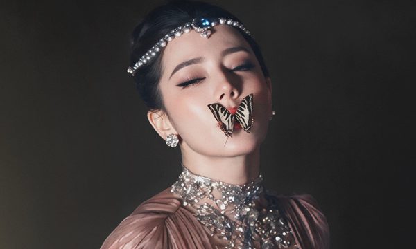 Địch Lệ Nhiệt Ba hút tỷ view khi ngậm cánh bướm catwalk