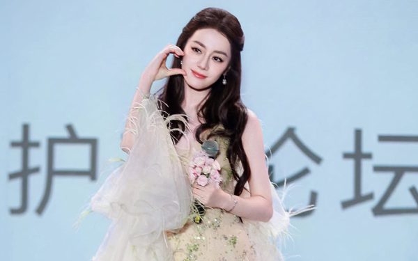 Địch Lệ Nhiệt Ba mê thiết kế đậm chất Huế của Nguyễn Phúc Tuấn