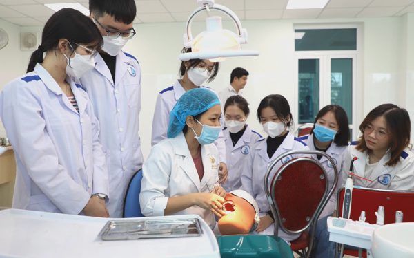 Điểm đầu vào thấp, chất lượng bác sĩ tương lai của Việt Nam làm sao đồng đều?