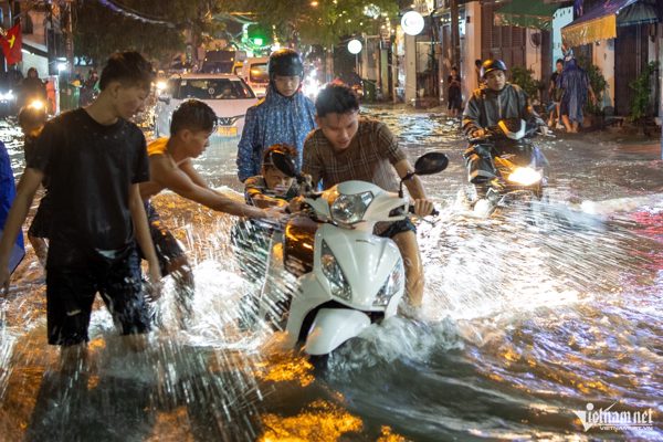 Điểm tên khu vực mưa lớn xối xả chiều tối 19/9, TPHCM nguy cơ ngập úng