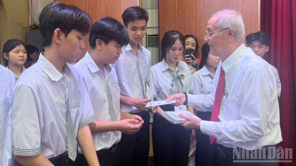 Điểm tựa cho học sinh nghèo vươn lên