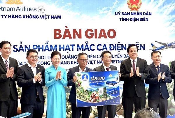 Điện Biên bàn giao sản phẩm nhân hạt mắc-ca cho Tổng Công ty Hàng không Việt Nam