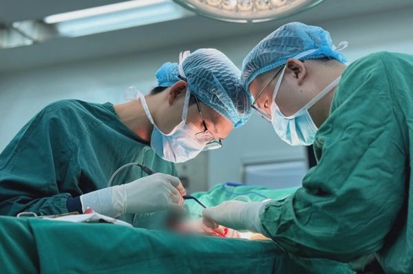 Diễn biến bất thường sau 2 lần đặt túi ngực không thành của người phụ nữ
