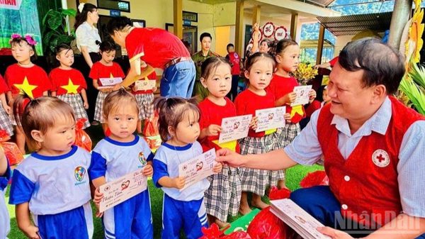 Điện Biên: Chương trình “Đông ấm vùng cao” chia sẻ khó khăn với học sinh xã Sam Mứn