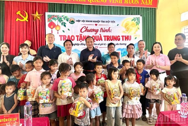 Điện Biên: Gần 2.000 phần quà Trung thu đến với trẻ vùng cao
