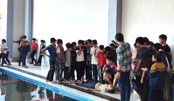 Điện Biên: Hơn 1.000 học sinh Trường phổ thông nội trú liên cấp Si Pa Phìn được hướng dẫn kỹ năng phòng, chống đuối nước