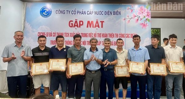 Điện Biên: Khen thưởng công nhân tích cực góp sức hoàn thành các trường phổ thông nội trú liên cấp