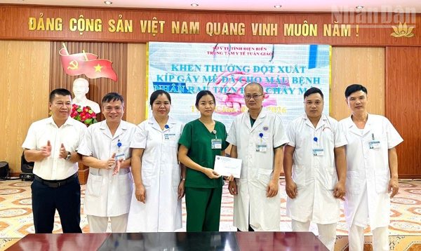 Điện Biên: Khen thưởng đột xuất kíp mổ cấp cứu ca bệnh hiếm gặp