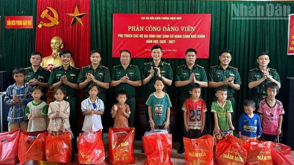 Điện Biên phân công đảng viên biên phòng giúp đỡ hộ nghèo, gia đình khó khăn ở biên giới