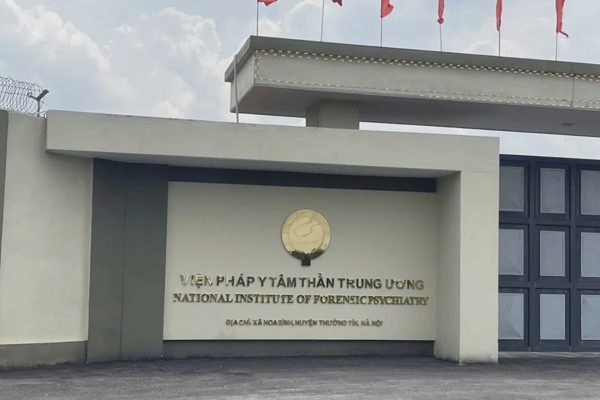 Diễn cảnh bỏ ăn, ảo giác, thức đêm để làm giả bệnh án tâm thần