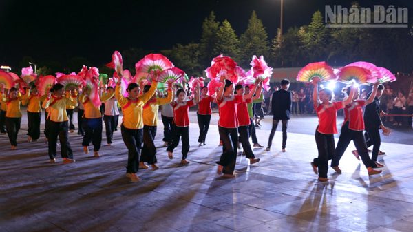 Diễn diễu đường phố tôn vinh văn hóa Lai Châu đa sắc màu