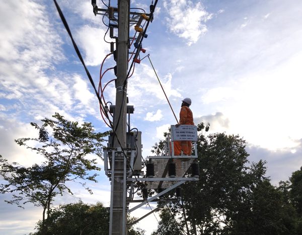 Điện lực Tủa Chùa đóng điện 3 trạm biến áp phục vụ người dân đón Tết Độc lập