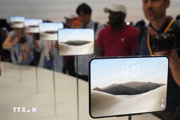 Điện thoại màn hình gập của Apple mở ra cơ hội cho các nhà sản xuất Nhật Bản