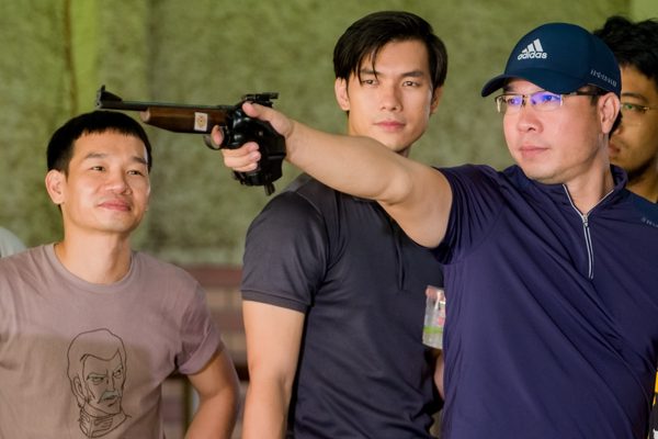 Diễn viên Nhan Phúc Vinh học bắn súng từ xạ thủ vô địch Olympic Hoàng Xuân Vinh