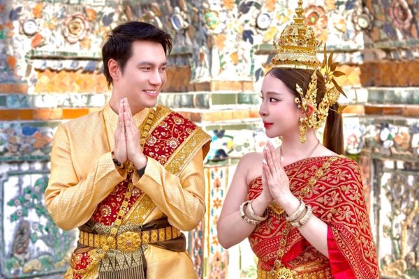 Diễn viên Việt Anh đi du lịch Thái Lan cùng bạn gái kém 7 tuổi và hội bạn thân