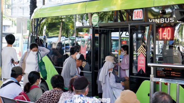 Điều chỉnh hành trình 13 tuyến xe buýt TPHCM phục vụ thi công metro số 2
