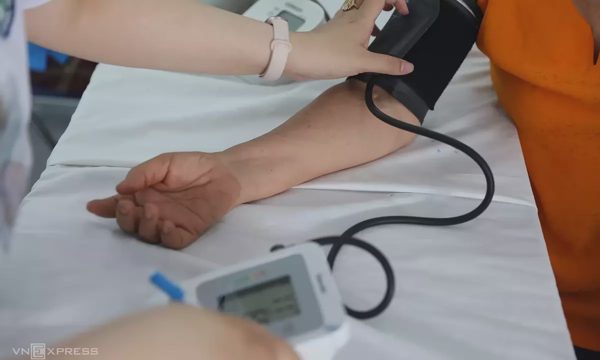 Điều gì xảy ra khi axit uric cao dù không triệu chứng?