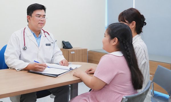 Điều gì xảy ra khi bé gái dậy thì sớm?