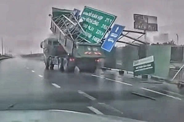 Điều tra dấu hiệu tội phạm vụ xe ben tông sập long môn cao tốc ở TPHCM