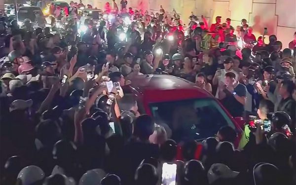 Điều tra vụ nghi đánh ghen, đám đông vây kín ô tô livestream ở Thái Nguyên