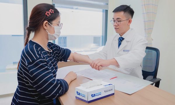 Điều trị đau khuỷu tay ở người chơi thể thao