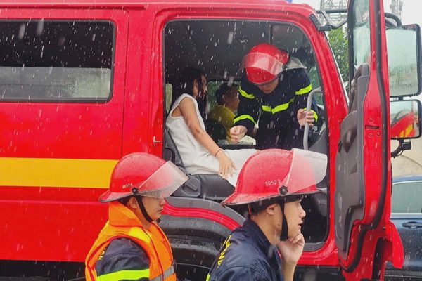 Điều xe cứu nạn đưa thai phụ đến bệnh viện khi nước ngập mọi ngả đường