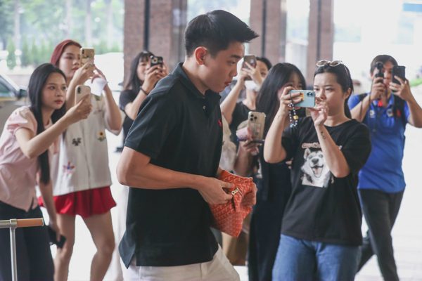 Đình Bắc gây sốt, fan nữ vây quanh khi hội quân đội tuyển Việt Nam