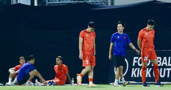 Đình Bắc, Hoàng Hên, Tài Lộc, Việt Anh phải tập riêng: Thầy Kim còn lo sốt vó chuyện ai đá cánh trái