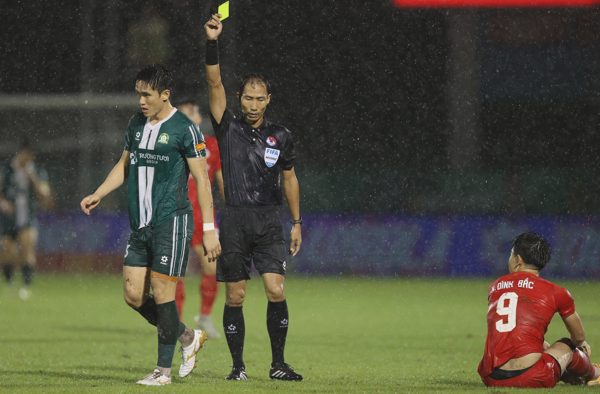 Đình Bắc khiến đối phương nhận thẻ đỏ ở V-League