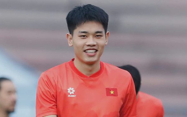 Đình Bắc thoải mái trong ngày đầu làm đội phó đội tuyển Việt Nam