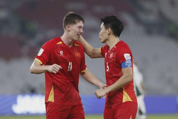 Đình Bắc, Williams Minh Hoàng chia sẻ cảm xúc sau trận thắng Pakistan