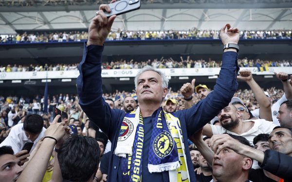 Đình chỉ 147 quan chức bóng đá theo lời 'mách miệng' của HLV Mourinho
