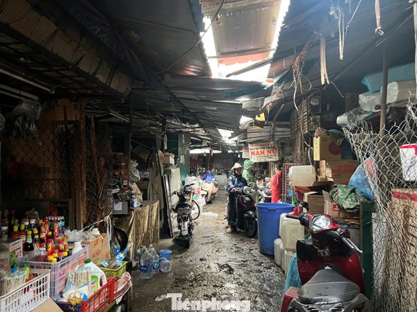 Đình chỉ chợ 34 năm ở Hà Nội: Số phận 200 tiểu thương ra sao?