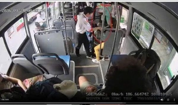 Đình chỉ nhân viên xe buýt tuyến 152 xô đẩy hành khách