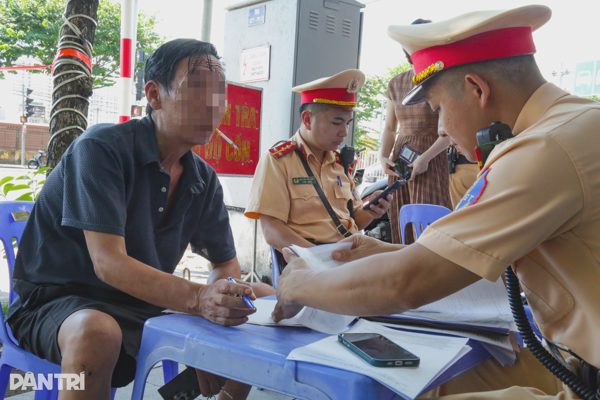 "Dính" cồn kịch khung, người đàn ông tự nhận mình nghiện rượu