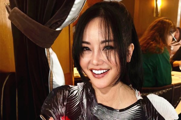 Diva Hồng Nhung trẻ không ngờ ở tuổi 56, con trai Vân Dung tình cảm bên bạn diễn