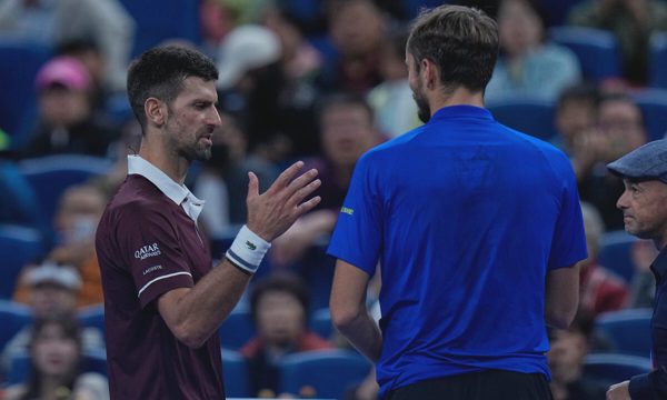 Djokovic vào chung kết sau khi Medvedev bị xử thua ở Bắc Kinh Mở rộng