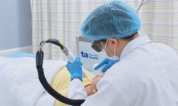 Đỏ rát da sau dùng kem dưỡng ẩm
