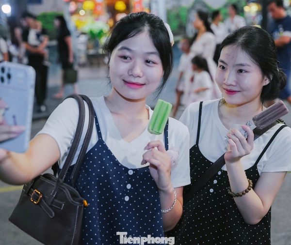 Đổ xô xếp hàng ăn kem Tràng Tiền trước ngày đóng cửa