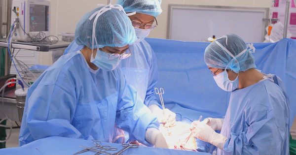 Dọa sinh non tuần 25, bác sĩ khâu eo tử cung giữ song thai đến tuần 36