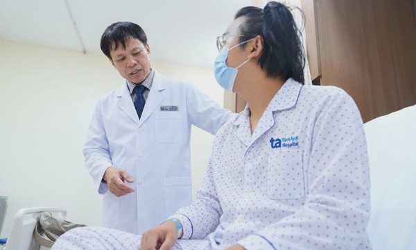 Đoạn chỉ thép kẹt trong lồng ngực người đàn ông